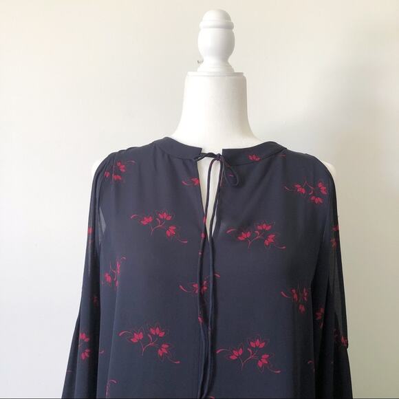 Loft Tie Neck Cold Shoulder Floral Top Size Medium - Picture 4 of 8
